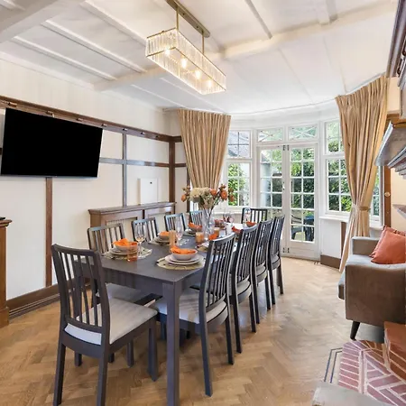 13-bed Gem, Opposite Tube Station Less Than 1 Min Walk * London