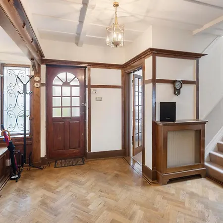 13-bed Gem, Opposite Tube Station Less Than 1 Min Walk London