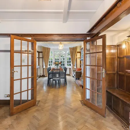 13-bed Gem, Opposite Tube Station Less Than 1 Min Walk Holiday home