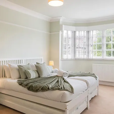 13-bed Gem, Opposite Tube Station Less Than 1 Min Walk Holiday home *