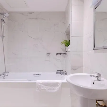 Vertigo Boutique Sleeps 4 London Apartment *