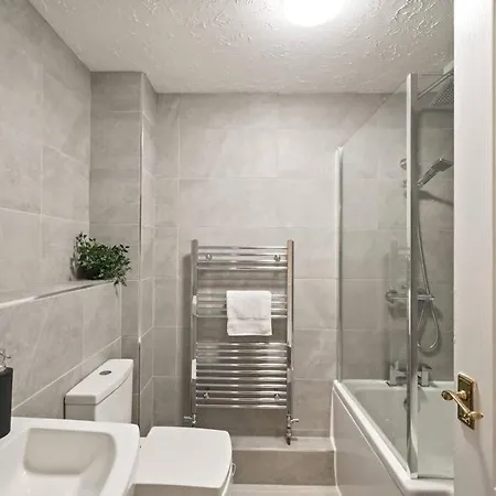 Cosy & Modern Property In - Sleeps Up To 5 * London