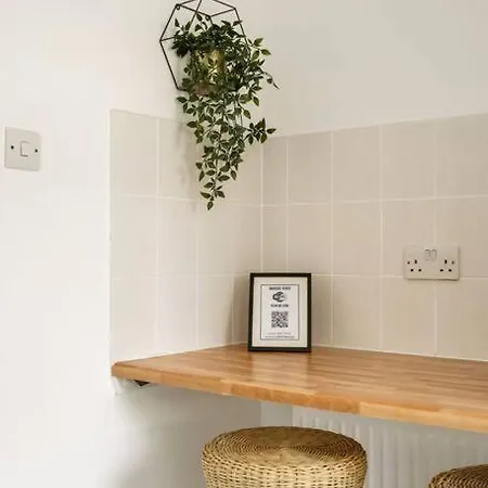 Apartment Cosy & Modern Property In - Sleeps Up To 5