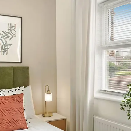 Cosy & Modern Property In - Sleeps Up To 5 Apartment London