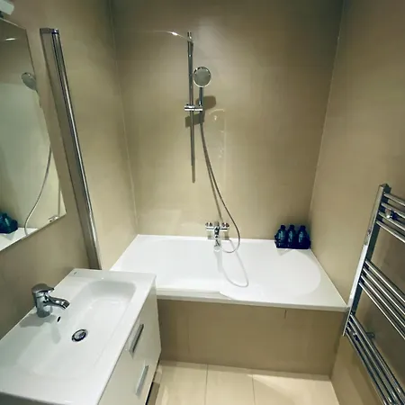2 Bedroom Flat - 2 Bath - 15 Min Camden Town Apartment *