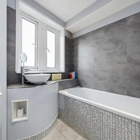 Floor 1 Bedroom With Views Over Londra