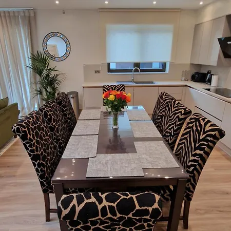 Deluxe House Holiday home Ilford