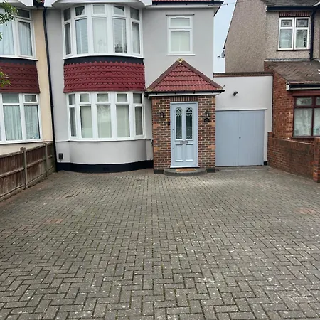 Luxury In Greater London - Rainham