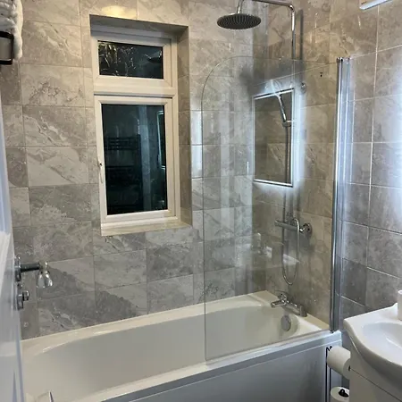 Luxury In Greater London - Rainham