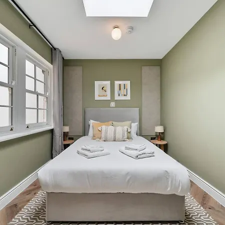 Pass The Keys Stylish Flat With Courtyard Apartment London