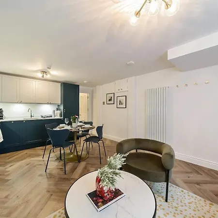 Pass The Keys Stylish Flat With Courtyard *