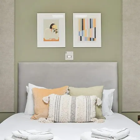 Pass The Keys Stylish Flat With Courtyard Apartment London