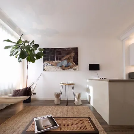 Tranquil Oasis W 100inch Cinema & Hammock, By The Design Traveller Londres