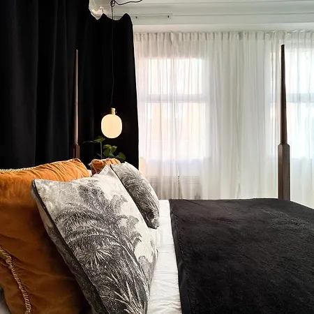 Tranquil Oasis W 100inch Cinema & Hammock, By The Design Traveller Apartamento *