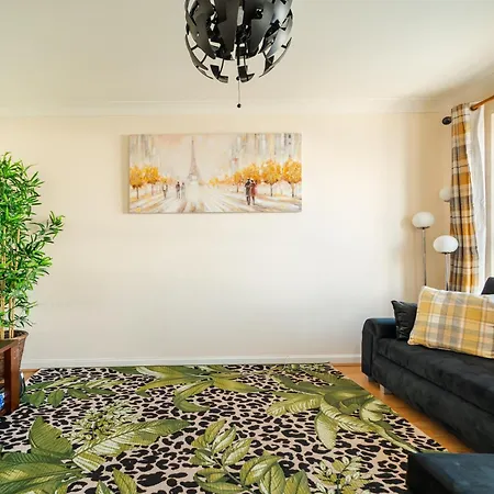 Luxury Riverview 2bed Apt- 5 Mins From Excel London, Canary Wharf, 02 Arena - Free Parking - Playstation 4 Provided