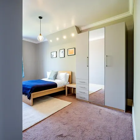 Large 1 Bedroom In Center Of *