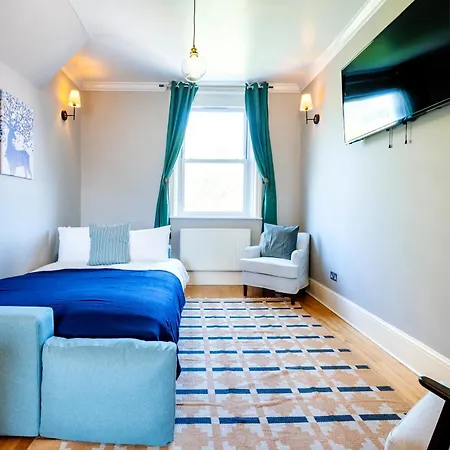 Large 1 Bedroom In Center Of Apartment London