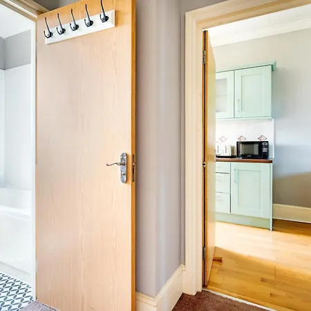 Apartment Large 1 Bedroom In Center Of *