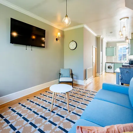 Large 1 Bedroom In Center Of Apartment