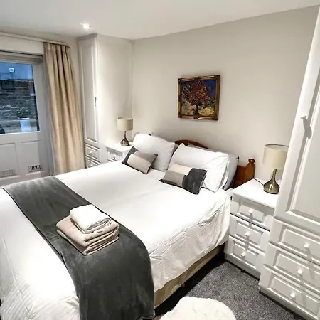 Cozy 3 Bed Flat Near To Station Londres