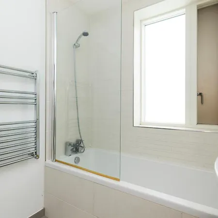 The Copenhagen Place - Enchanting 2bdr Flat With Balcony * ロンドン