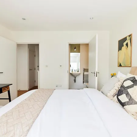 The Copenhagen Place - Enchanting 2bdr Flat With Balcony * ロンドン