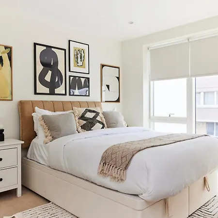 アパート The Copenhagen Place - Enchanting 2bdr Flat With Balcony ロンドン