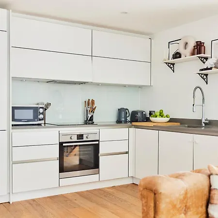 アパート The Copenhagen Place - Enchanting 2bdr Flat With Balcony ロンドン