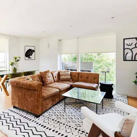 The Copenhagen Place - Enchanting 2bdr Flat With Balcony ロンドン