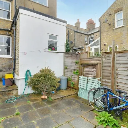 London Southgate , N14 Enjoy The Summer In The *