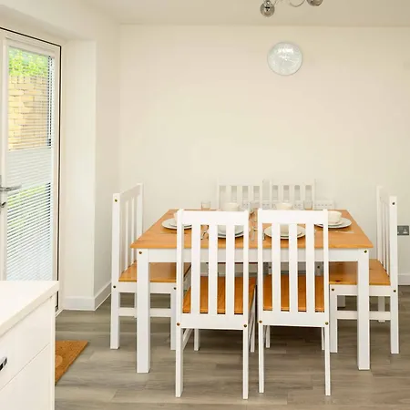Modern 2 Bedroom Apartment