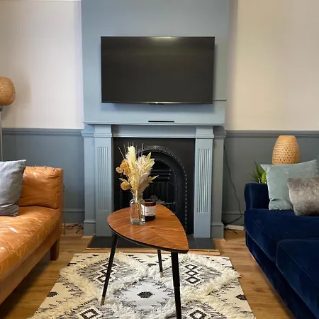 House With Parking And Fast Trains To London Holiday home *