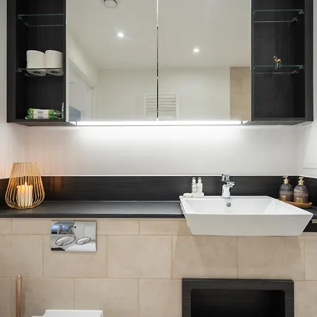 Sunset Retreat: Steps From Heathrow/twickenham * Hounslow