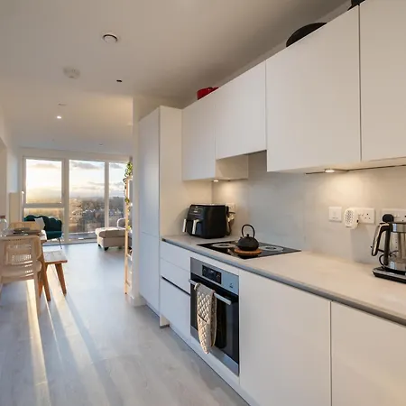 Sunset Retreat: Steps From Heathrow/twickenham Apartamento