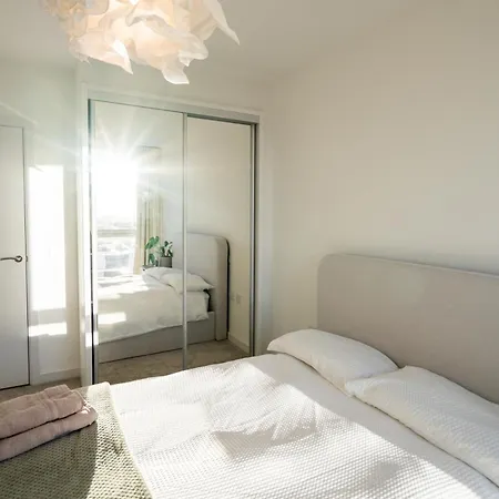 Sunset Retreat: Steps From Heathrow/twickenham *