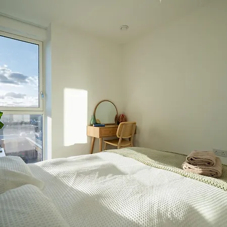 Sunset Retreat: Steps From Heathrow/twickenham