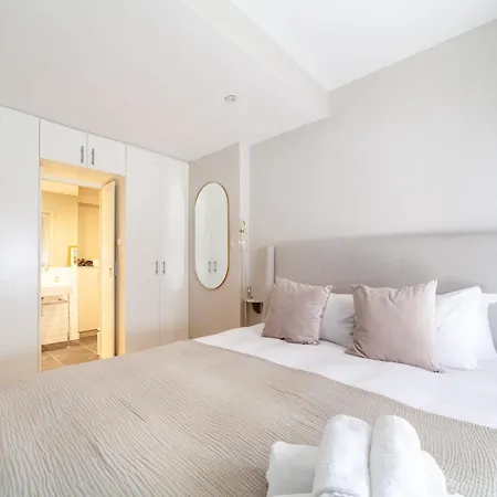 Stylish & Central 2-bed, 2-bath In Notting Hill