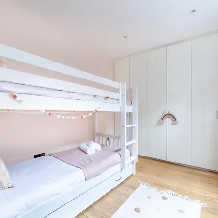 Stylish & Central 2-bed, 2-bath In Notting Hill Apartment