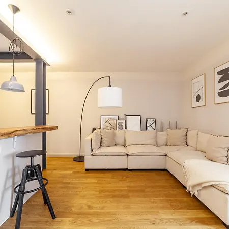 Stylish & Central 2-bed, 2-bath In Notting Hill Apartment London