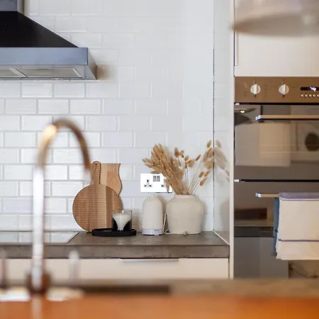Stylish & Central 2-bed, 2-bath In Notting Hill London