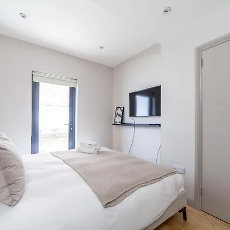 Apartment Stylish & Central 2-bed, 2-bath In Notting Hill *