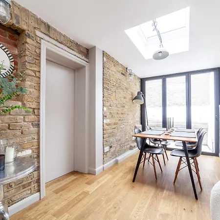 Stylish & Central 2-bed, 2-bath In Notting Hill London