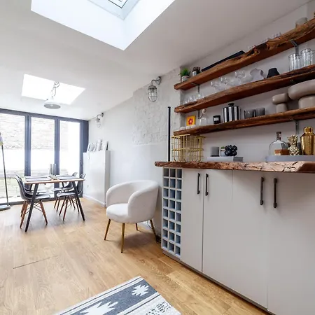 Stylish & Central 2-bed, 2-bath In Notting Hill London