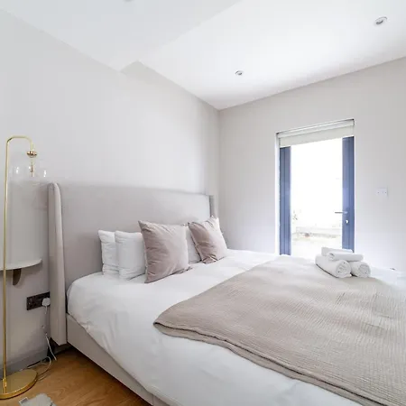 Stylish & Central 2-bed, 2-bath In Notting Hill * London