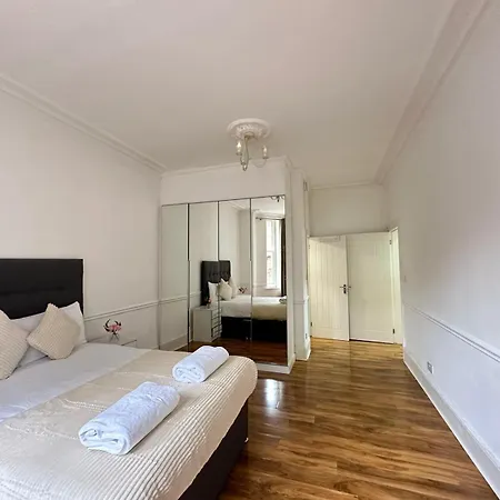 Oxford Street Four Bedroom Luxury *