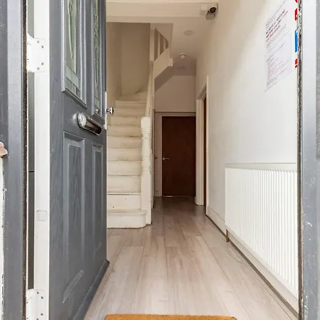 Single With Exclusive Shower London Homestay