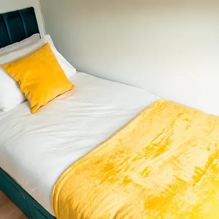 Dom wakacyjny West London Hideaway - Free Parking! *