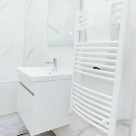 Stylish Comfort In London Apartment