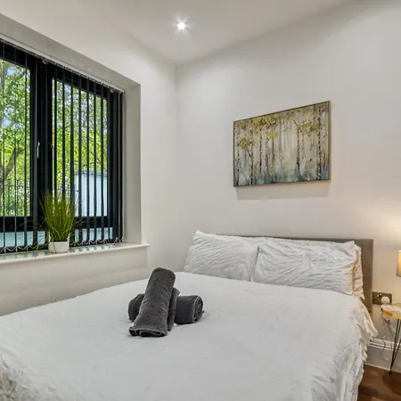 2 Bed 2 Bath Balcony View Wimbledon Tennis *