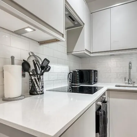 2 Bed 2 Bath Balcony View Wimbledon Tennis